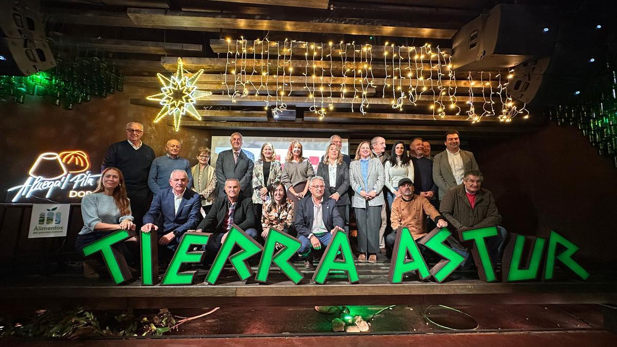 Foto de familia de la presentación del certamen en Oviedo: detrás, por la izquierda, Pepe Sariego, director del Certamen de afuega’l pitu; Fernando Álvarez, teniente alcalde de Santo Adriano; Maribel Méndez, alcaldesa de Las Regueras; Javier del Valle, secretario del Círculo Gastronómico de los Quesos Asturianos; Begoña López, directora general de Agroalimentación; Marta  Menéndez, alcaldesa de Candamo; Mónica Fernández, directora del sector primario y agroalimentación de Caja Rural; José Manuel Lozano, alcalde de Soto del Barco; Montse Fernández, alcaldesa de Tineo; Javier Escobio, presidente del Círculo Gastronómico ; Verónica Álvarez, presidenta de la DOP Afuega’l Pitu; Gilberto Alonso; alcalde de Belmonte de Miranda; José Luis Trabanco, alcalde de Grado, y Sergio Hidalgo, alcalde  de Salas; y delante, por la izquierda, la presentadora Graciela Oliveira; Fernando Delgado, cronista de Morcín; Mino García, alcalde de Morcín; Cristina González, vicepresidenta de la DOP; Roberto Álvarez, alcalde de Riosa; Miguel Sierra, de Sidrerías Tierra Astur, y José Ben Gradaille, concejal de Riosa.