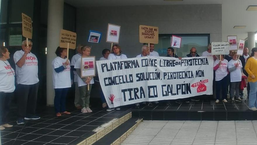 La protesta desarrollada  a las puertas del consistorio, esta mañana.