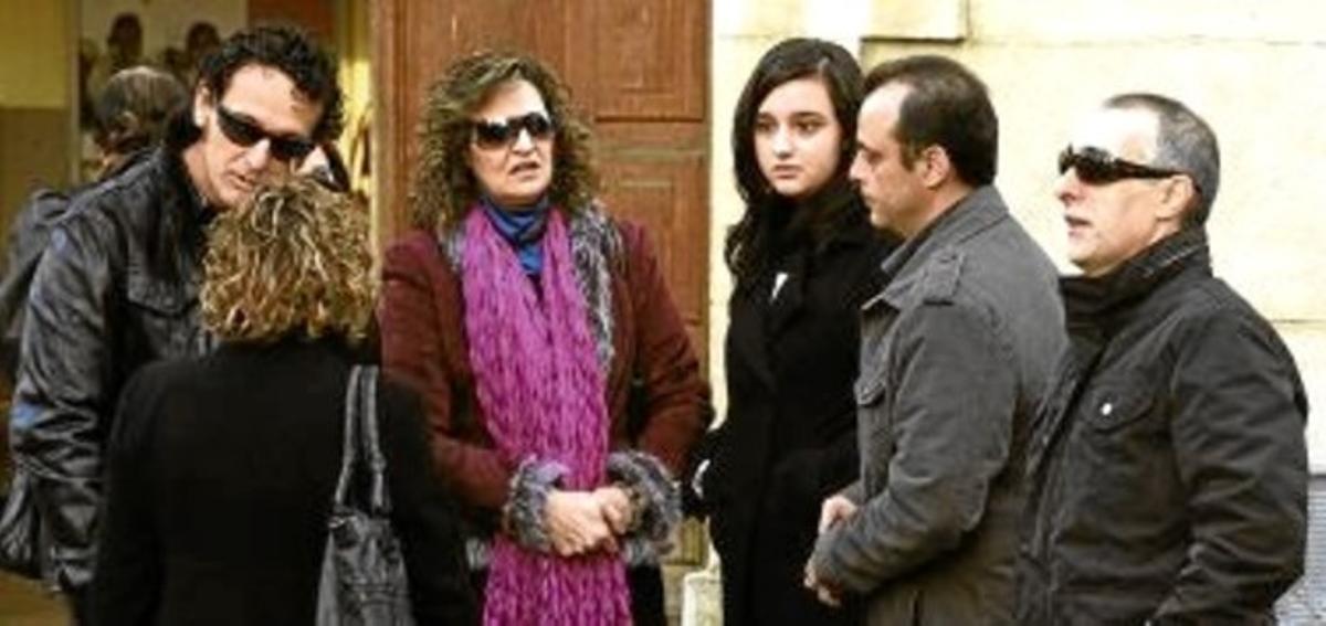 Alguns tripulants de l’’Alakrana’, acompanyats de familiars, després de declarar al jutge Santiago Pedraz, ahir, a Gernika. Alguns tripulants de l’’Alakrana’, acompanyats de familiars, després de declarar al jutge Santiago Pedraz, ahir, a Gernika.