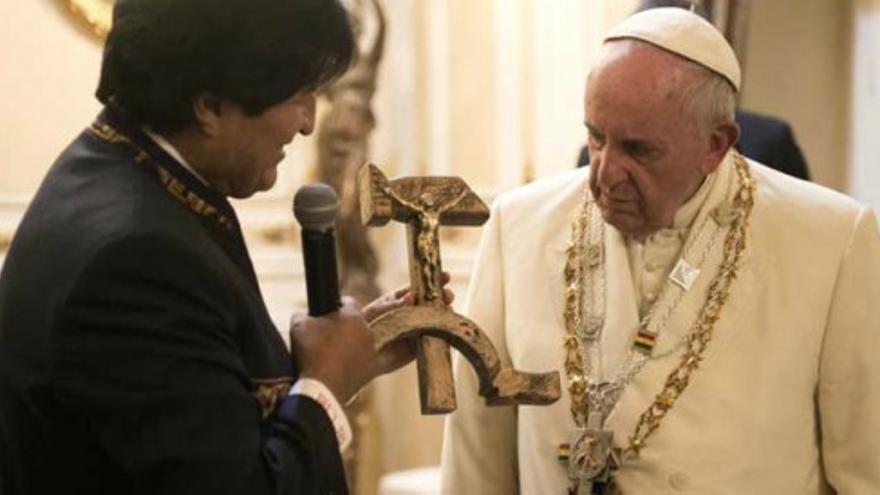 Curioso regalo de Evo Morales al Papa