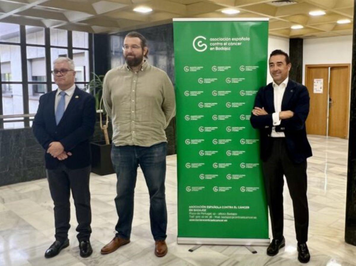 Francisco Javier González Rico, investigador de la UEx, durante la presentación del ensayo clínico.