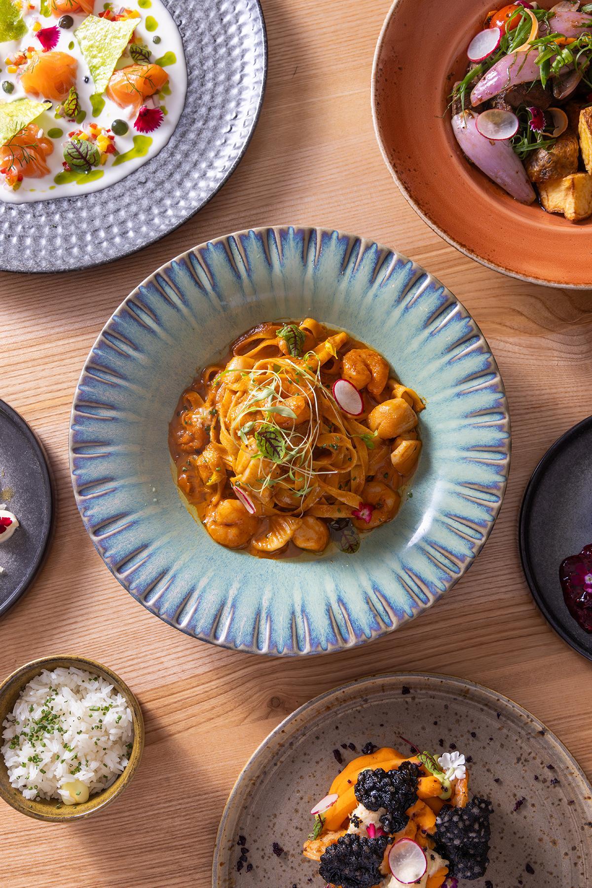 La propuesta gastronómica del JW Marriott Lima combina las vistas al Pacífico de La Vista con la cocina nikkei y la coctelería de autor del sofisticado JW Lounge.