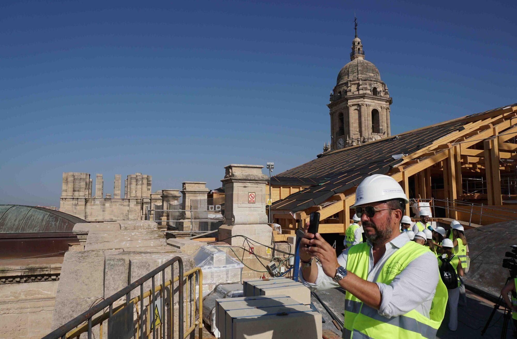 El Cabildo de la Catedral de Málaga realiza una visita guiada a la construcción del nuevo tejado, a cargo del arquitecto, Juan Manuel Sánchez La Chica, para ver el estado de las intervenciones que se vienen realizando