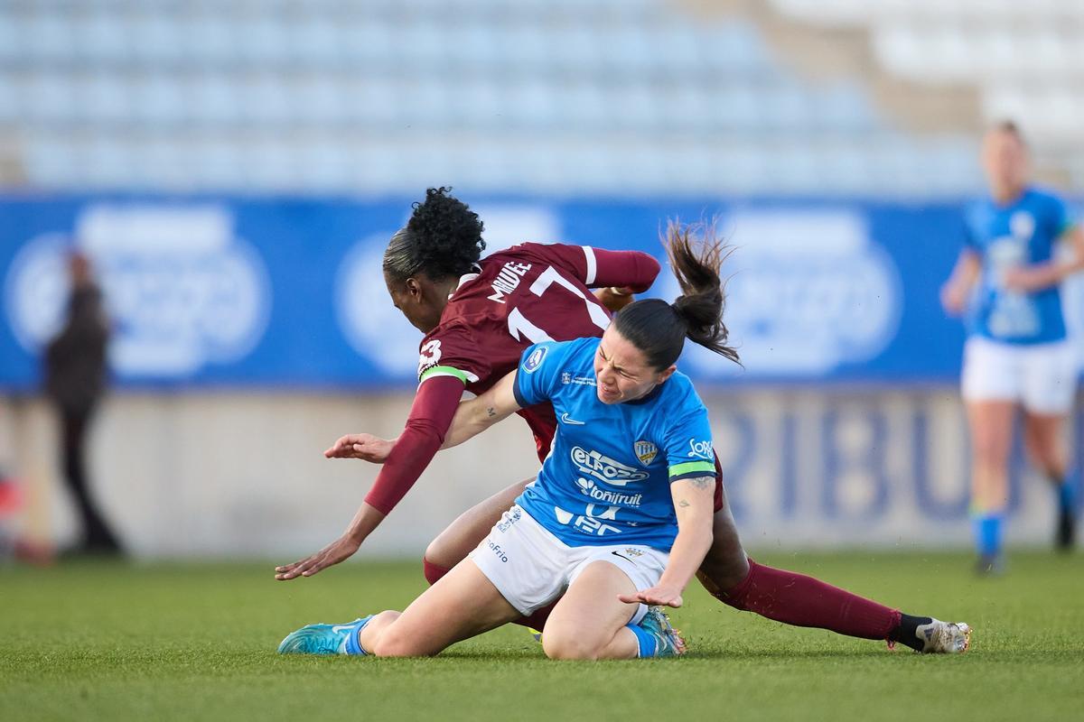 Una acción del partido disputado entre el Alhama ElPozo y el DUX Logroño en el Artés Carrasco.