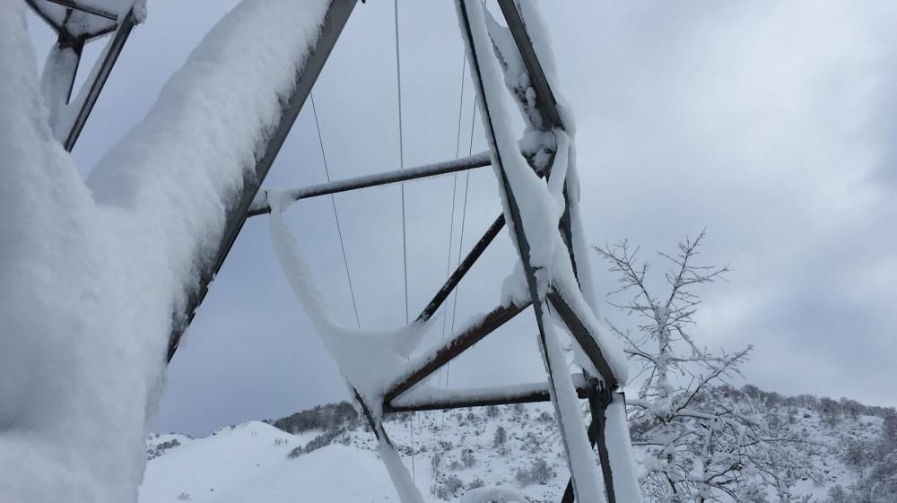 Los operarios reparan líneas de alta tensión en mitad del temporal de nieve.