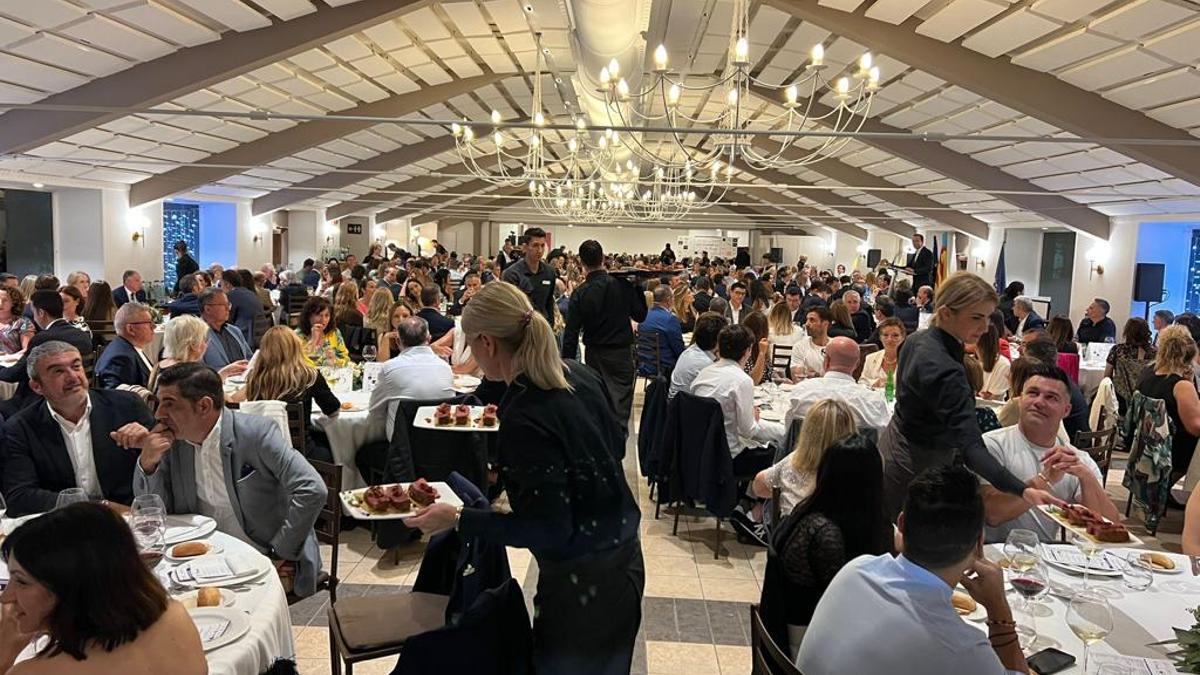 Un momento de la cena solidaria organizada por los rotarios de Elche este viernes en el Hotel Huerto del Cura