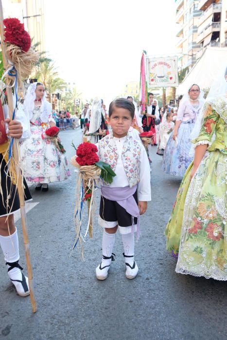 Los festeros aprovechan la Ofrenda para protestar contra la violencia de género con flores y lazos morados