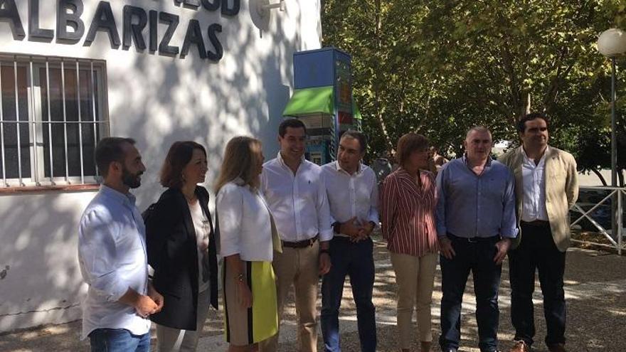 En el centro, Ángeles Muñoz, con Juanma Moreno, Elías Bendodo y otros dirigentes del PP.