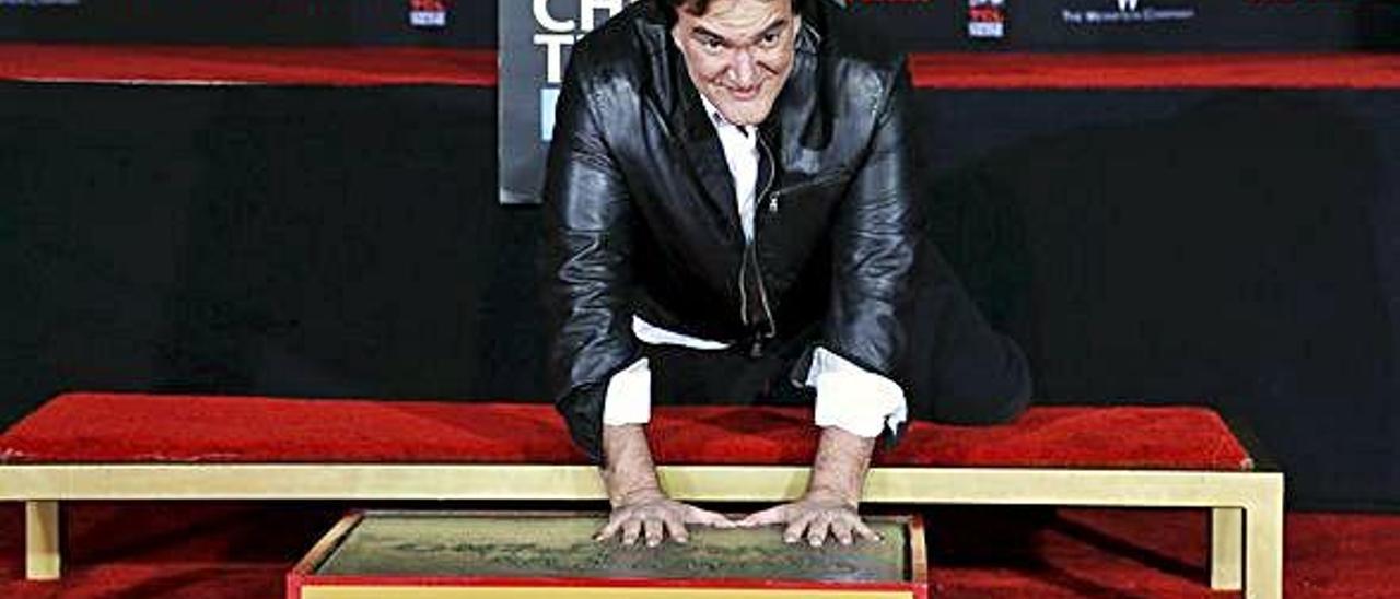 Tarantino inmortaliza sus huellas en el Teatro Chino de Hollywood.