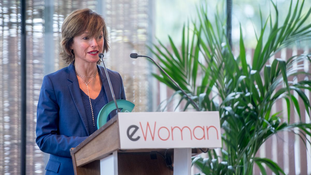 Elisabeth Stampa, CEO de Medichem, durante la entrega del premio eWoman
