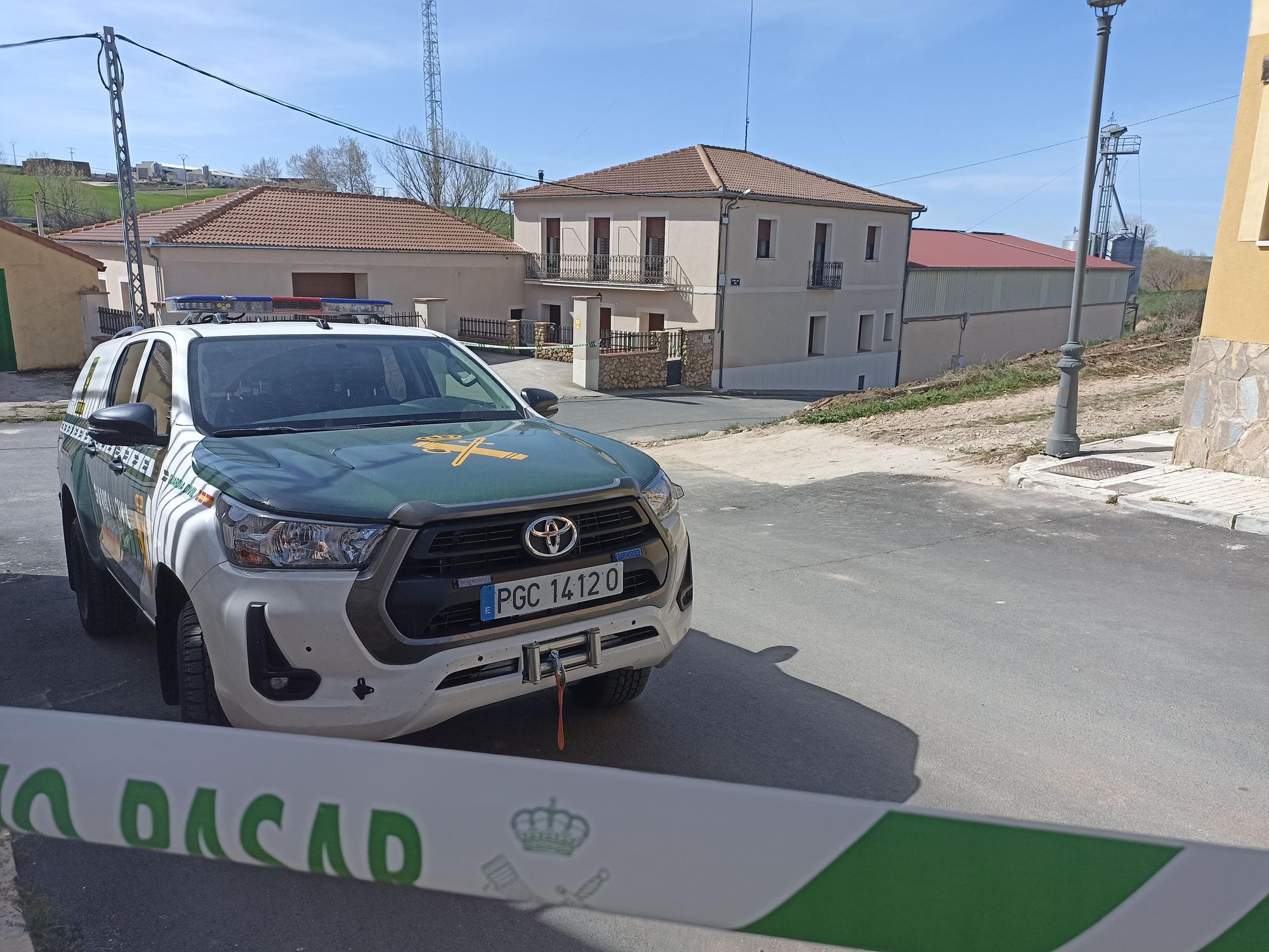 Una patrulla de la Guardia Civil frente a la vivienda y el molino de la familia de Carbonero de Ahusín mortalmente intoxicada.