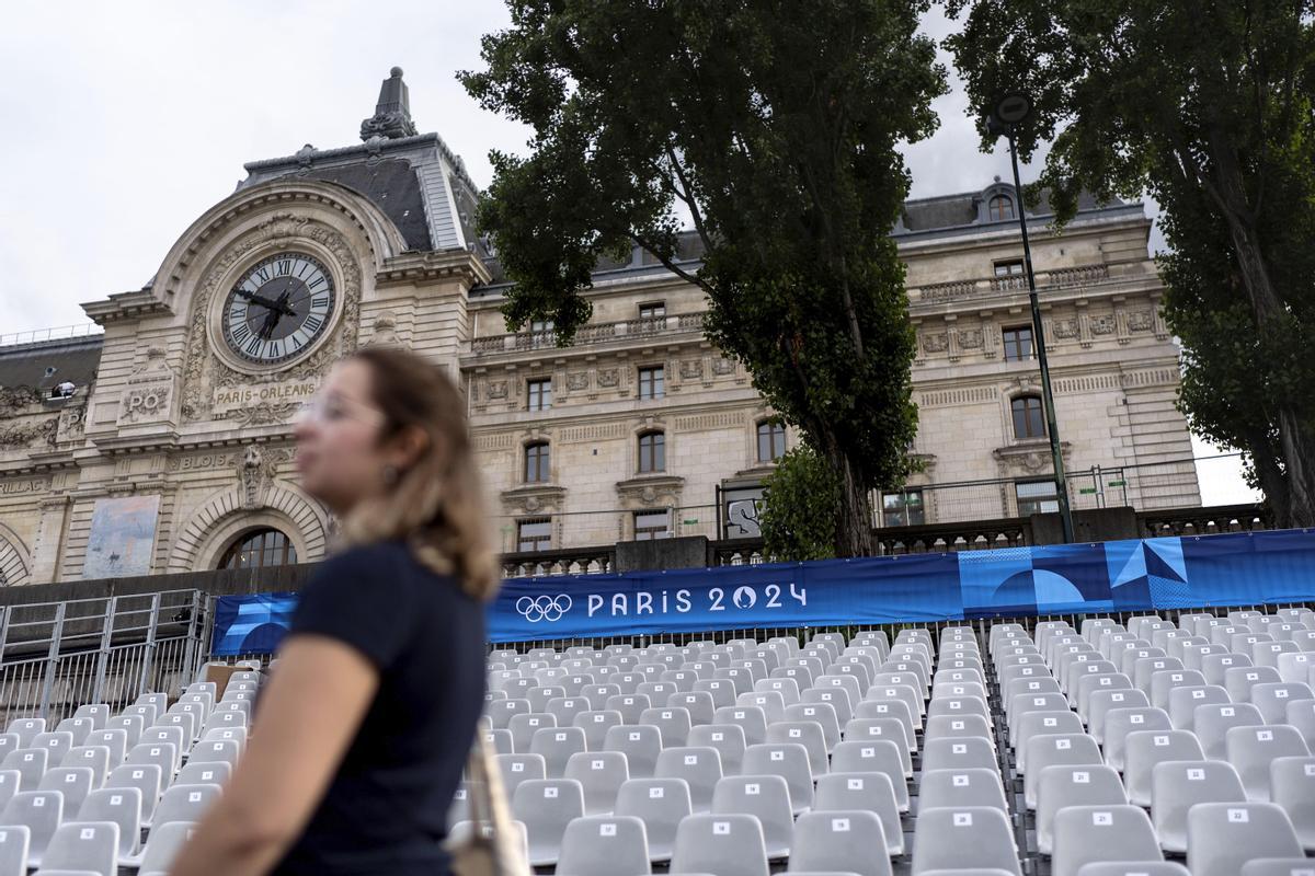 Spectator seats line the Seine river in front of the Musee d\Orsay ahead of the 2024 Summer Olympics, Wednesday, July 17, 2024, in Paris. Organizers have planned a parade of about 10,000 athletes through the heart of the French capital on boats on the Seine along a 6-kilometer (3.7-mile) route at sunset on July 26. (AP Photo/David Goldman) / EDITORIAL USE ONLY/ONLY ITALY AND SPAIN