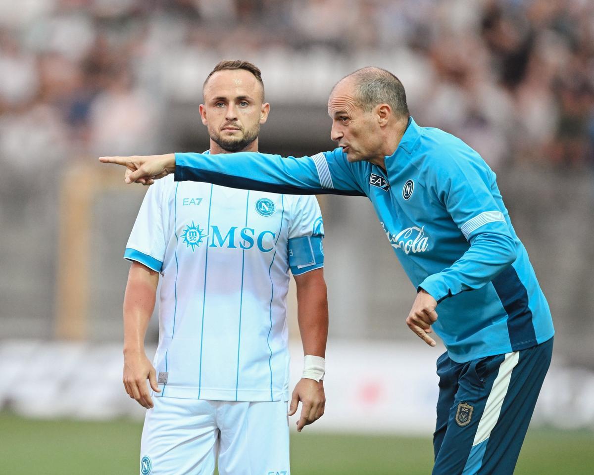 El exfutbolista del Celta, con el brazalete de capitán del Nápoles, ante las instrucciones de Allegri en un duelo de esta pretemporada.