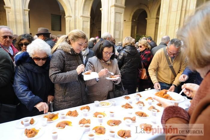 Reparto de boniatos en el Palacio Episcopal por San Fulgencio