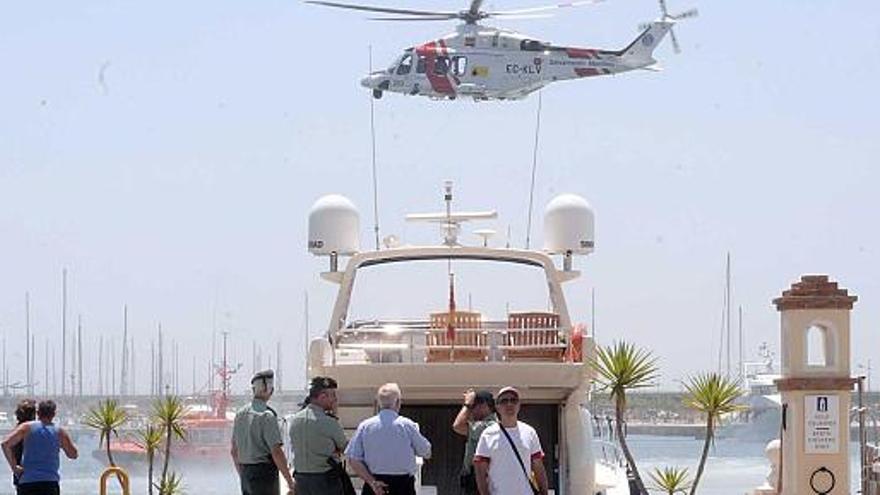 Un momento del acto de ayer en Torrevieja que incluyó una exhibición a cargo de Salvamento Marítimo.