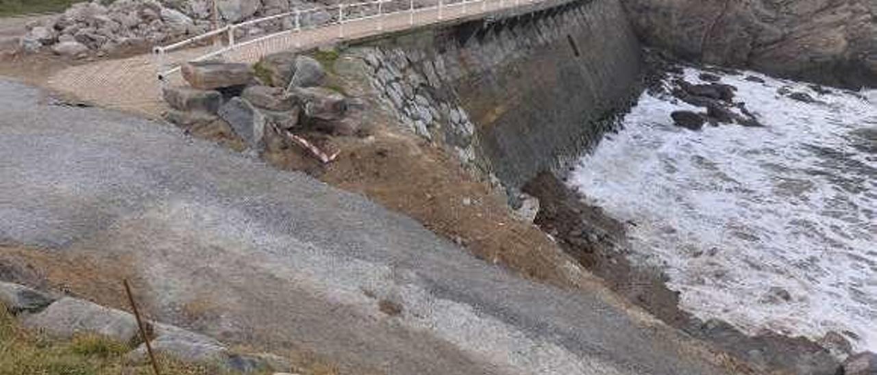 La playa del Cuerno, ayer, con la marea alta pegando en el muro.