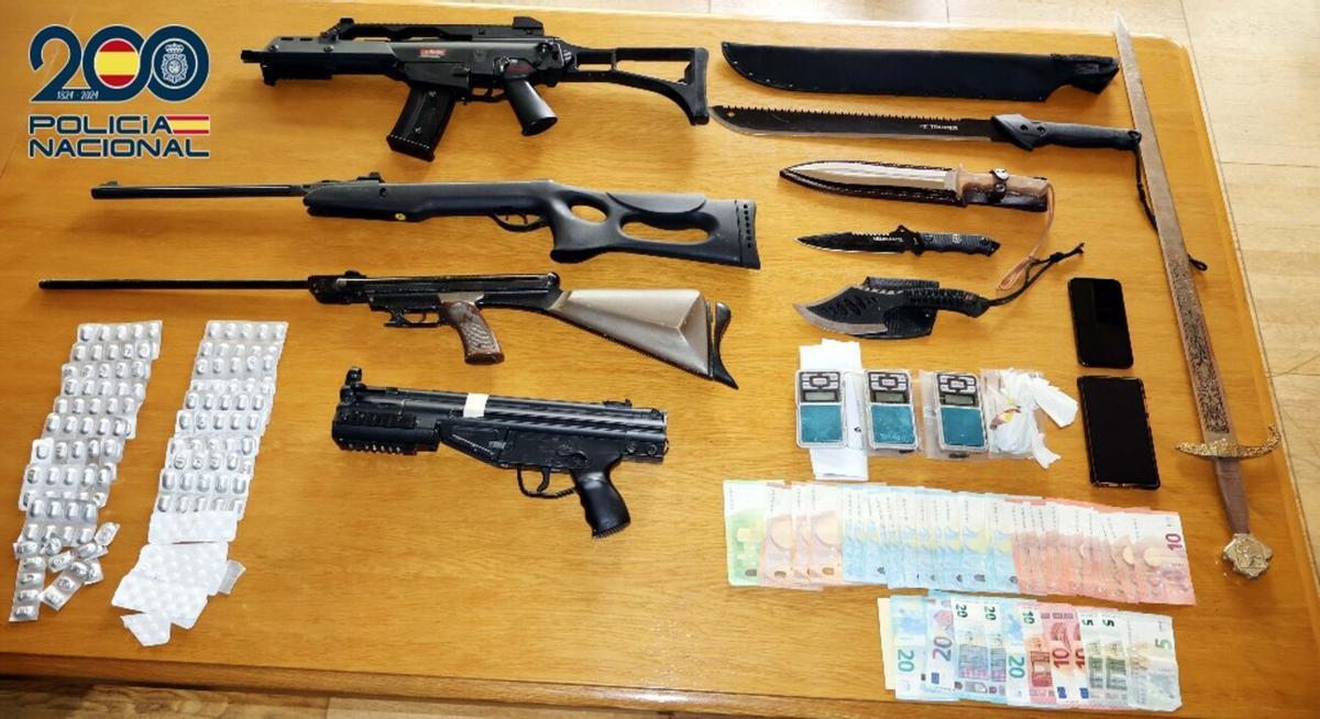 Imagen del arsenal incautado por la policía en la redada antidroga en los pisos del Ensanche de Santiago