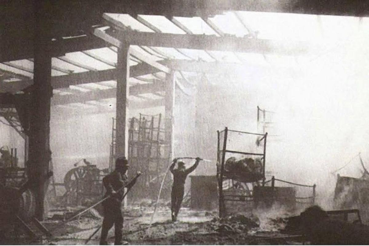Bomberos durante el incendio de los años setenta.