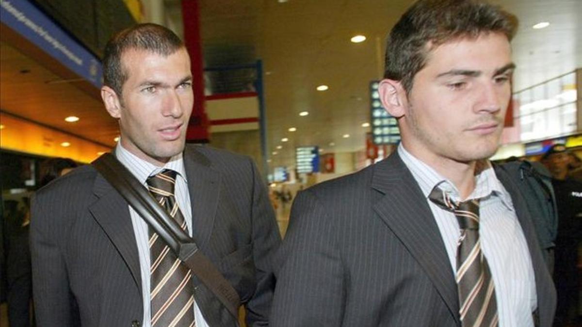 Zidane, con Casillas en un desplazamiento del Madrid