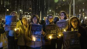 Mujeres de Alcem la Veu durante la oración en la parroquia de Santa Anna y en la manifestación del 25N contra las violencias machistas en Barcelona.