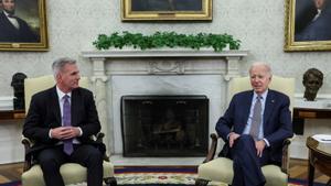 El presidente de los Estados Unidos, Joe Biden, junto a Kevin McCarthy en la Casa Blanca