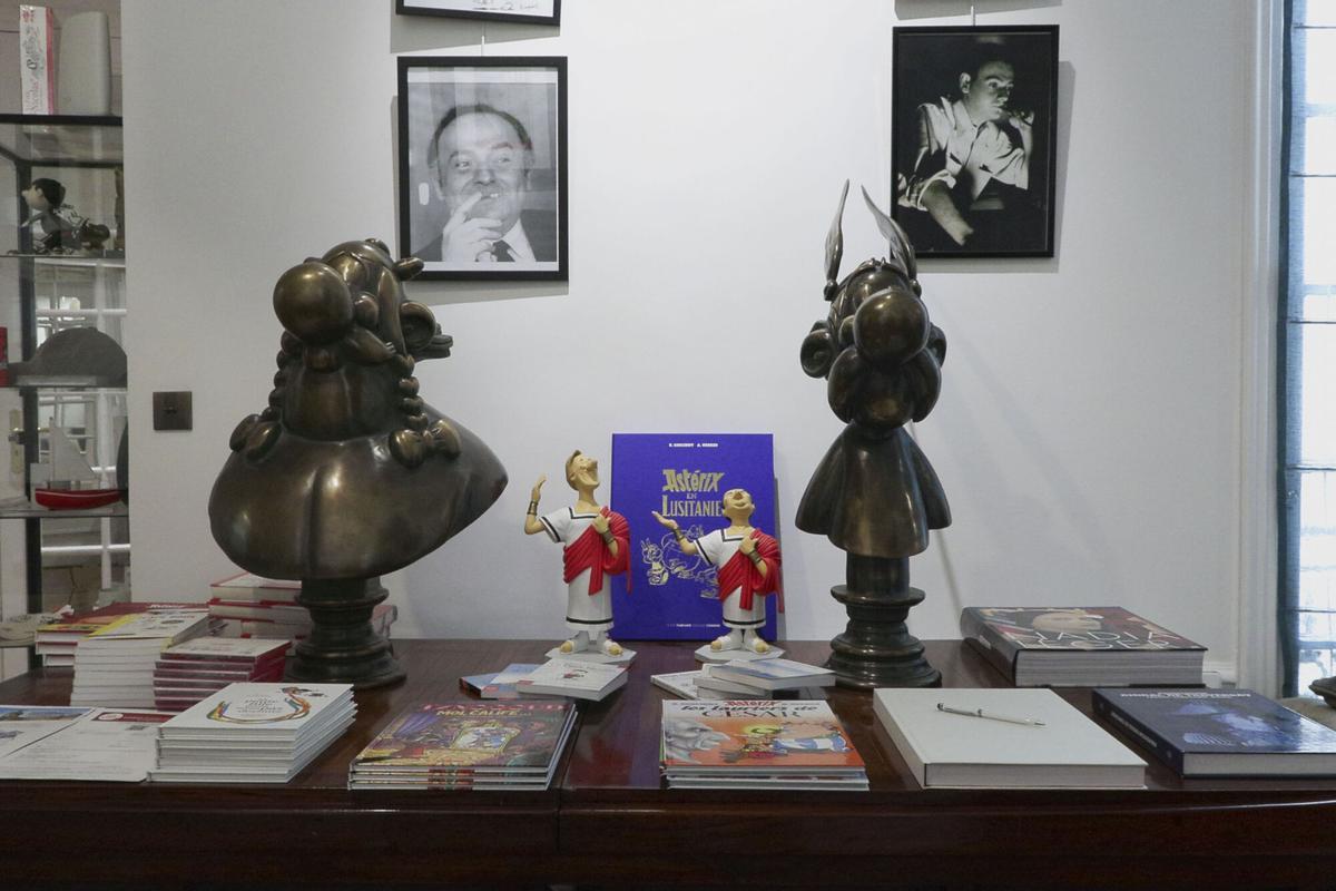 Vista del Instituto René Goscinny en París, antiguo despacho donde el célebre guionista, nacido hace 100 años, creó las historias de Astérix y Obélix o el vaquero Lucky Luke, entre otros. Los irreductibles Astérix y Obélix, el vaquero Lucky Luke, que disparaba más rápido que su sombra, el malvado visir Iznogud de Bagdad o El Pequeño Nicolás... Todos esos personajes inolvidables de cómic salieron de la imaginación del guionista René Goscinny, un genio que revolucionó el universo del cómic y de cuyo nacimiento se cumplen este viernes cien años. “Siempre he querido hacer reír a la gente”, solía decir Goscinny, que con su humor y su ternura conquistó el corazón de medio mundo y vendió 500 millones de libros y cómics traducidos a casi 150 idiomas.EFE/Edgar Sapiña Manchado
