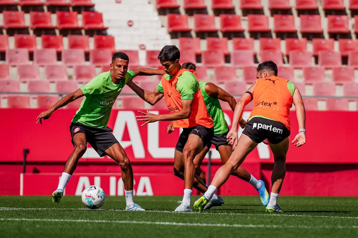 Ounahi i Vitor Reis disputen la pilota durant l’entrenament d’ahir.