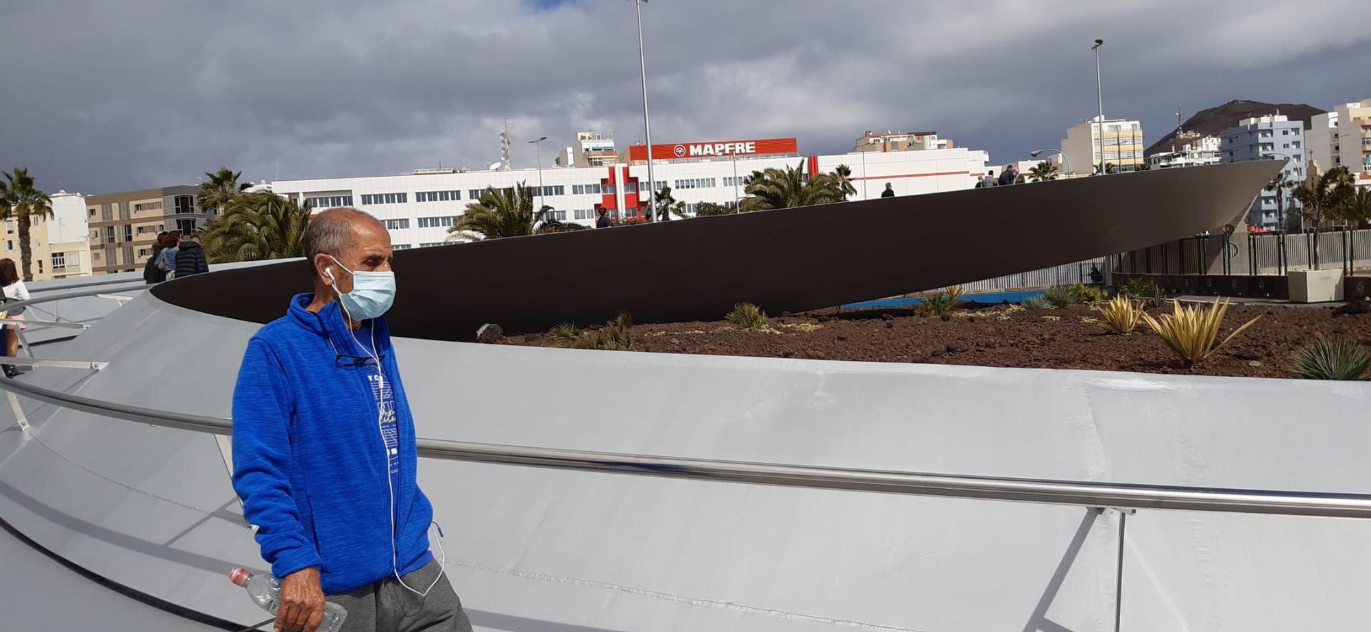 El Puerto queda conectado a la ciudad con la inauguración de la pasarela 'Onda atlántica'