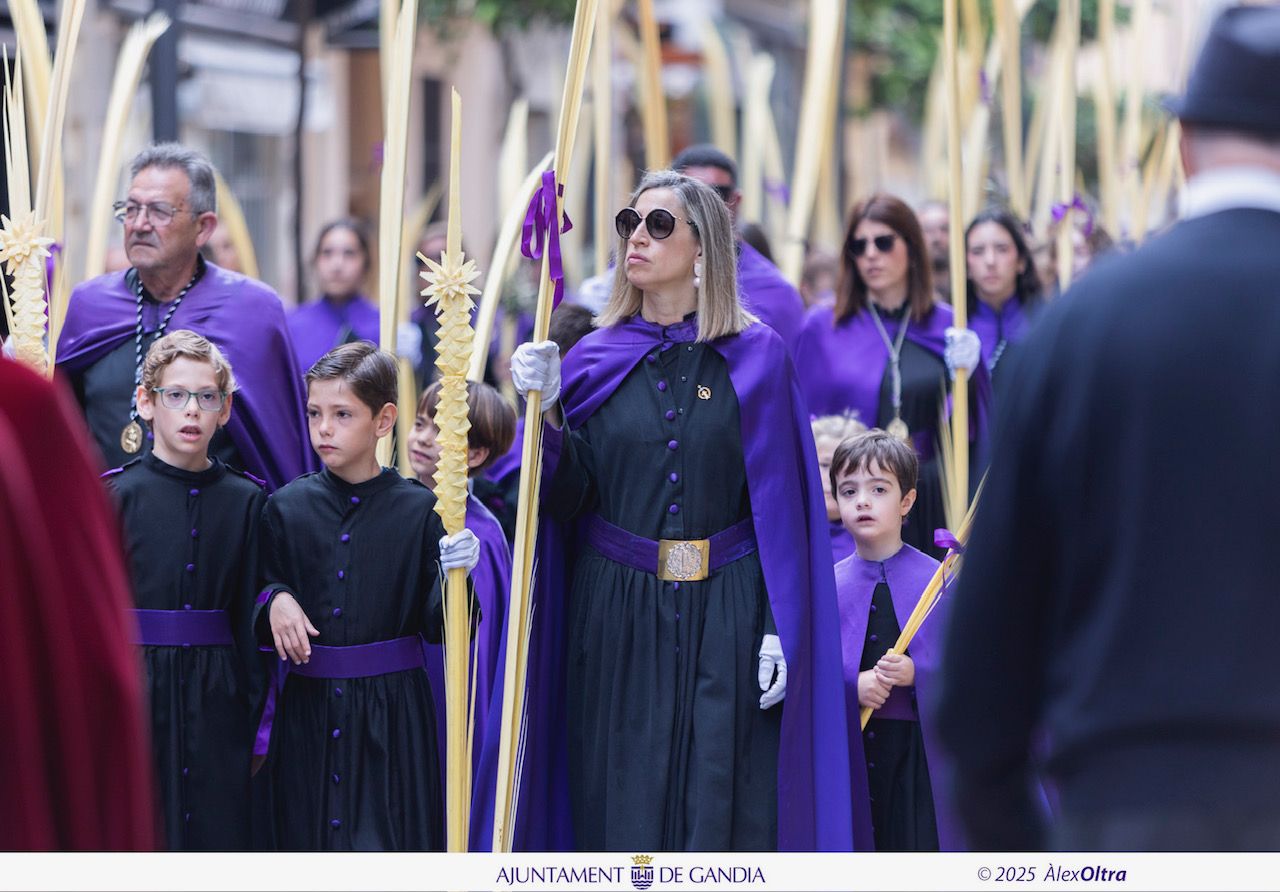 Espectacular y multitudinaria procesión del Domingo de Ramos en Gandia
