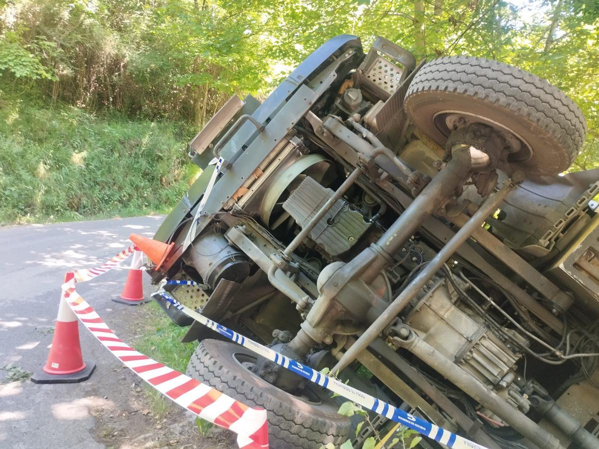 En imágenes, el camión de Bomberos de Asturias volcado en la carretera AS-311, enGrado