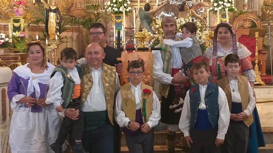 Los integrantes de la colla Xupla Xarcos, hace unos años (en el 2019), en la ofrenda de flores en la basílica del Lledó.