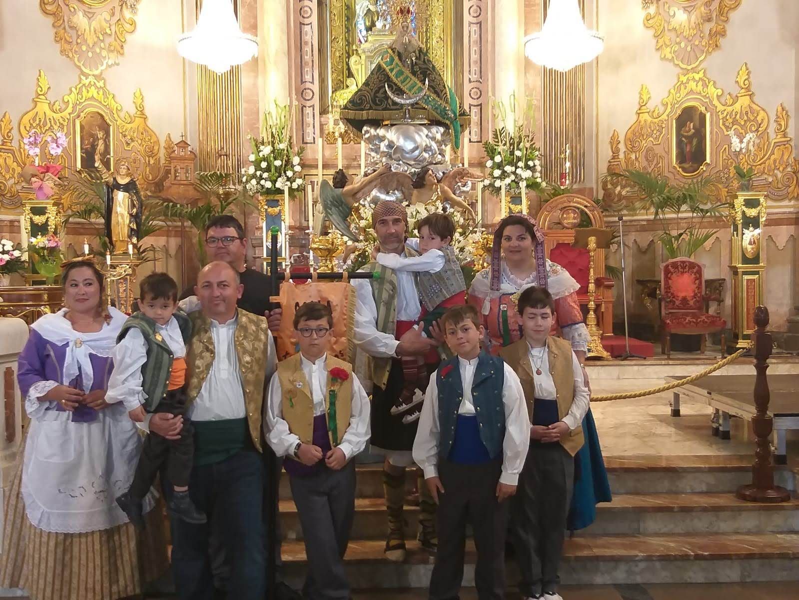 Los integrantes de la colla Xupla Xarcos, hace unos años (en el 2019), en la ofrenda de flores en la basílica del Lledó.