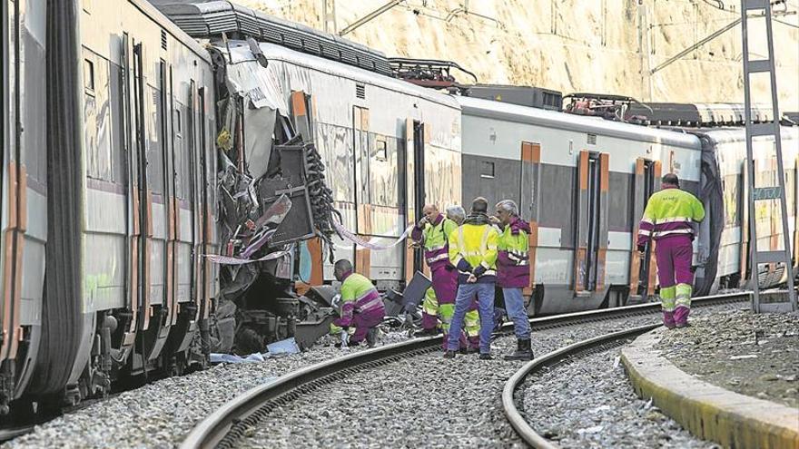 Achacan a un error humano el choque frontal entre dos trenes