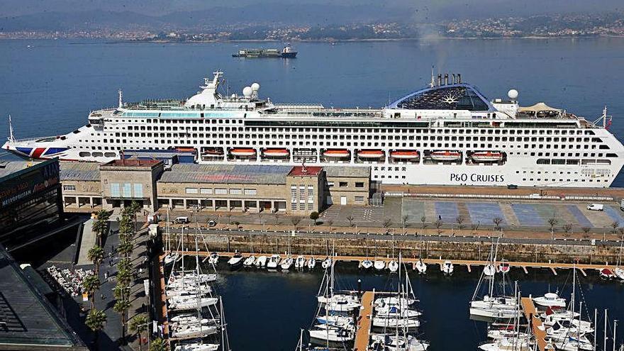 El &quot;Océana&quot;, uno de los últimos atraques de este año en Vigo.