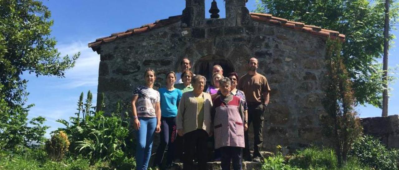 Sandra y Patricia Labra, Paco Sobero, Teresa Fernández, Ángeles Sierra, José Alonso, M.ª José Alonso, Pilar Iglesias, Mari Rivas y Alberto Alonso, junto a la capilla privada de Nuestra Señora de los Remedios de Teleña, ayer.