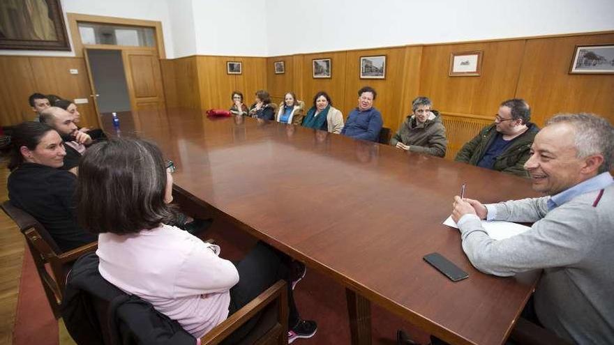 Imagen de la reunión, en la tarde de ayer, entre Constenla y restauradores locales. // Bernabé/Cris M.V.