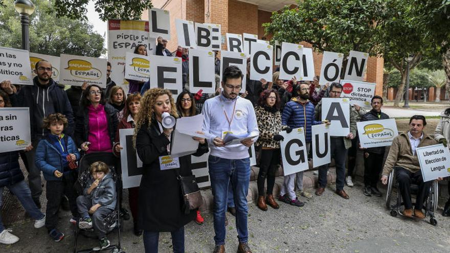Protesta en Elche contra el modelo de plurilingüismo de Marzà