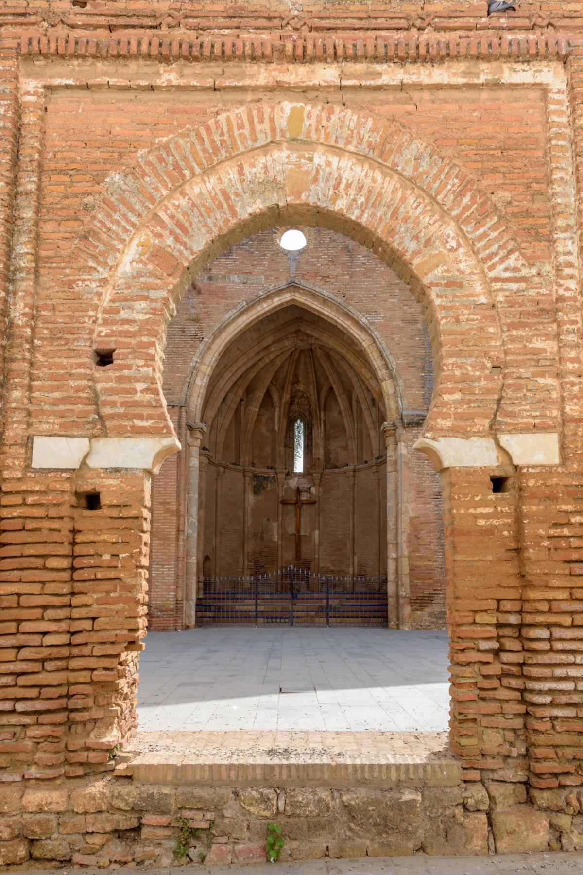 La entrada a una iglesia en Niebla (Huelva)