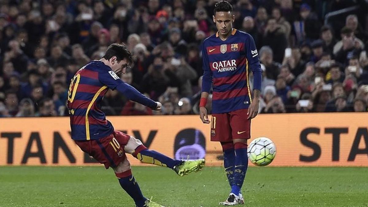 Leo Messi golpea el esférico en el lanzamiento directo ante el Sevilla