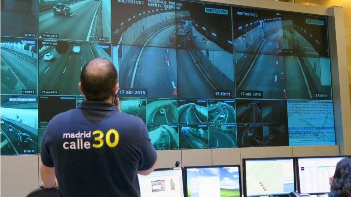 Un trabajador de Madrid Calle 30 observando las pantallas de los túneles