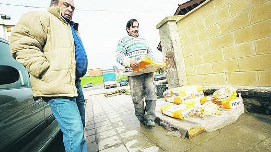 Los hermanos Fidel y Pedro Santiago, acarreando material para una obra en el No-Do.