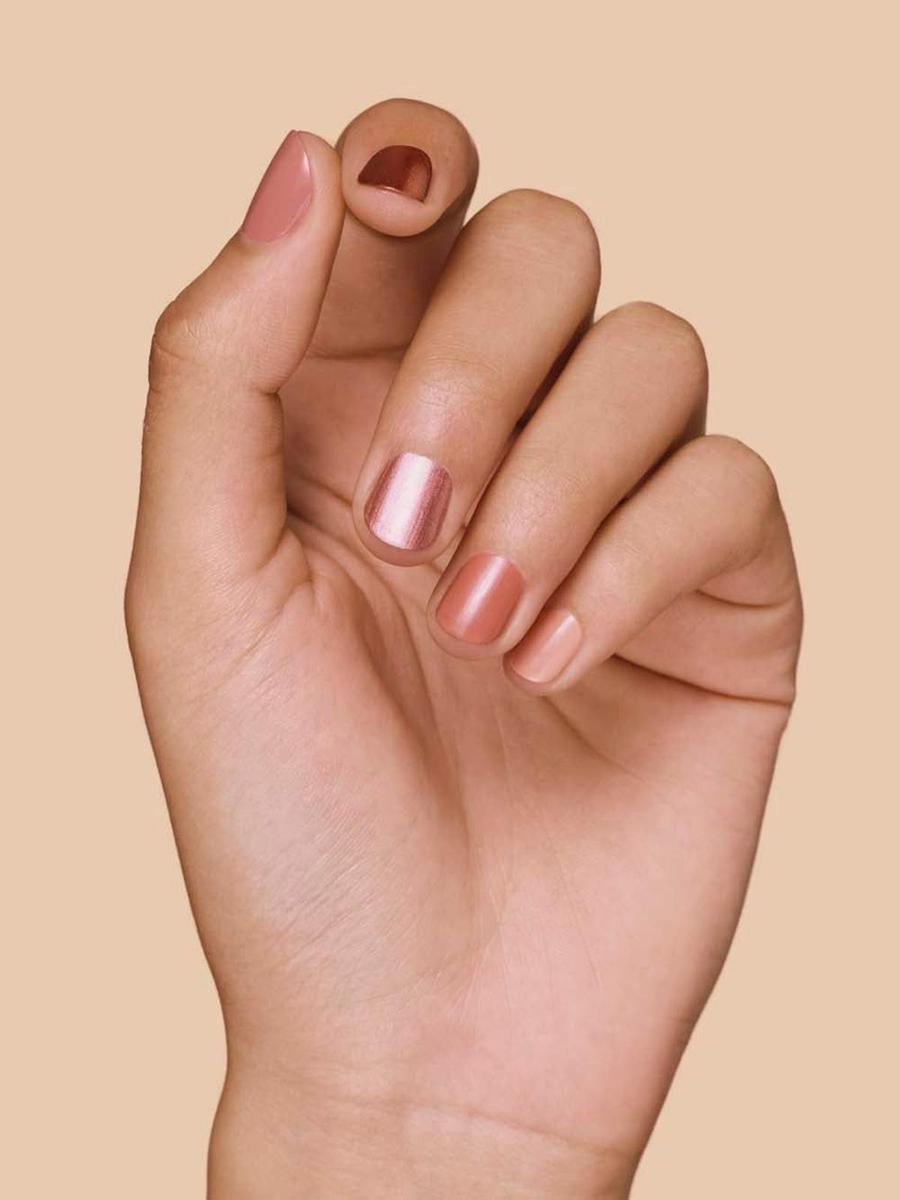 Manicura nude metalizada de Primark