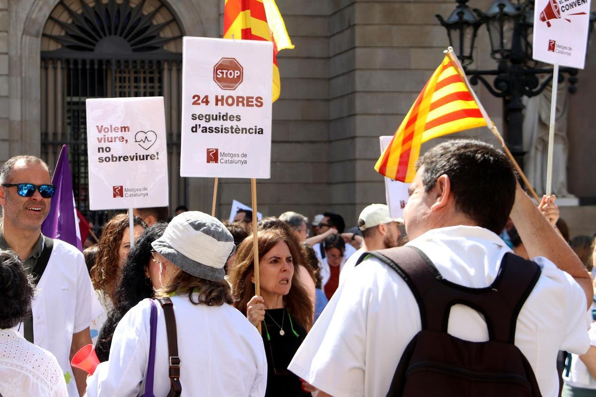 Metges protestant davant de la seu de la Generalitat.