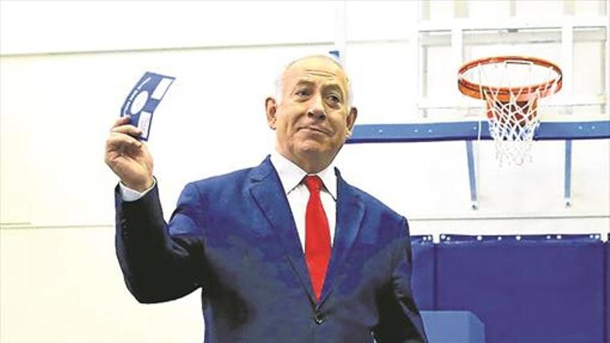Los sondeos a pie de urna dan la victoria al centro en Israel