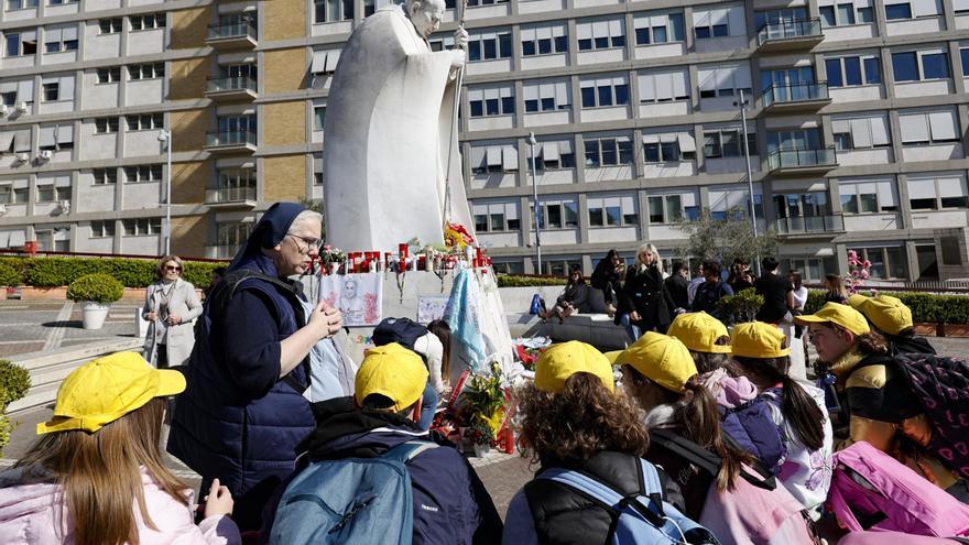 El papa durmió sin máscara de oxígeno la pasada noche en el hospital.