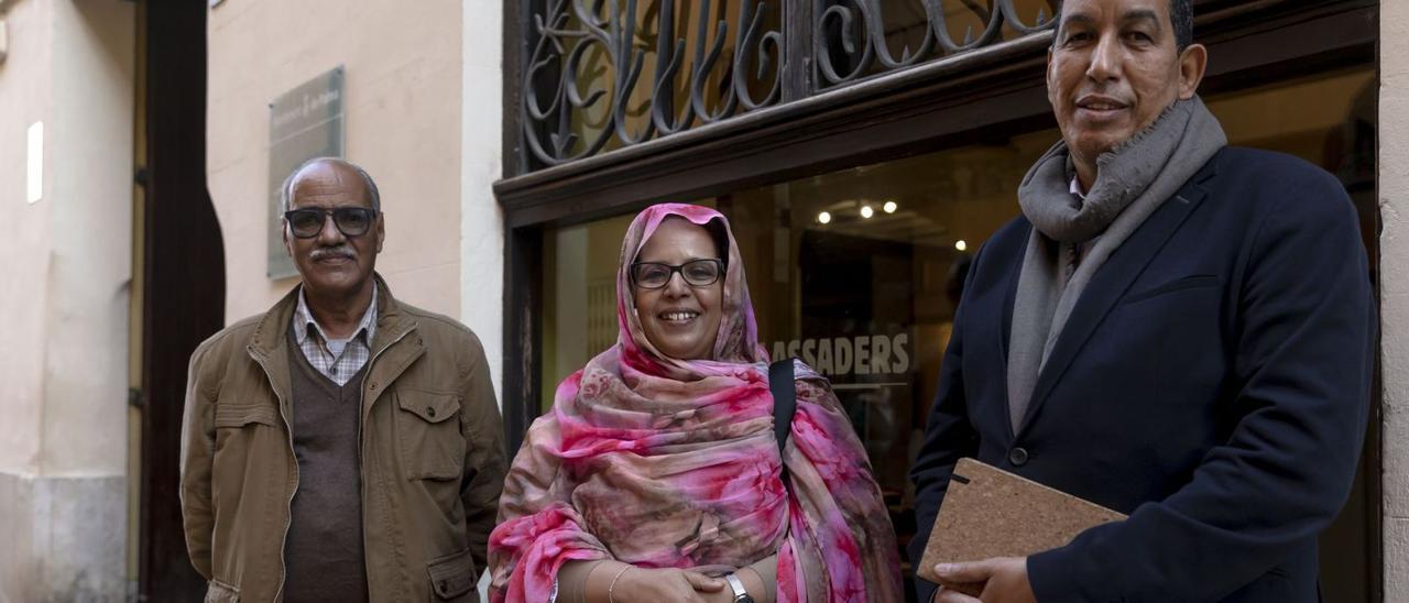 Abdulah Arabi, Fatma Mehdi y Ehmudi Lebsir, ayer en Palma.