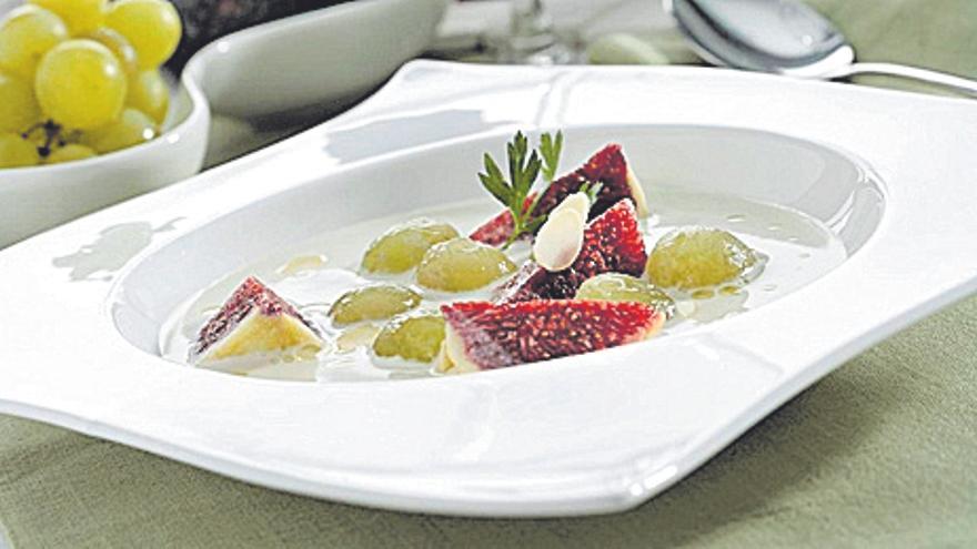 &quot;Ajo blanco&quot; de pinyons, figues i raïm