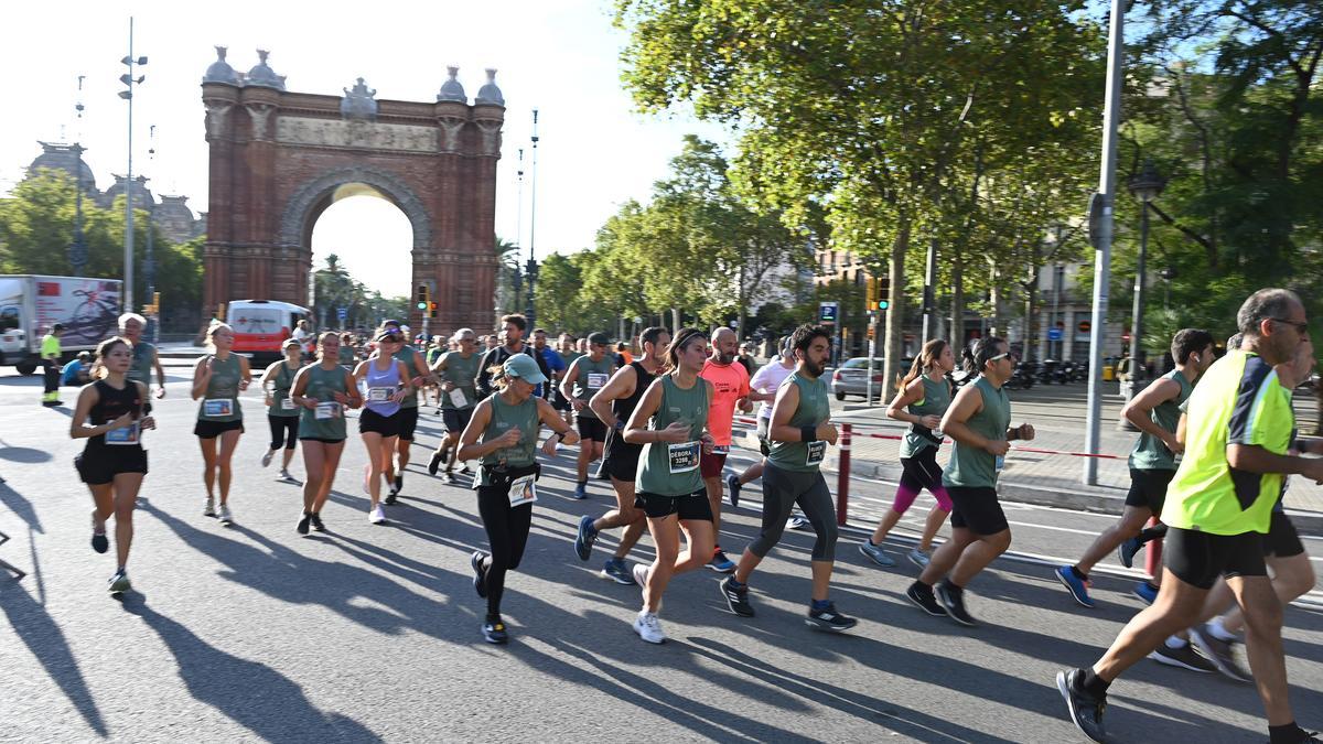 Los corredores tras cruzar el Arco del Triunfo. 