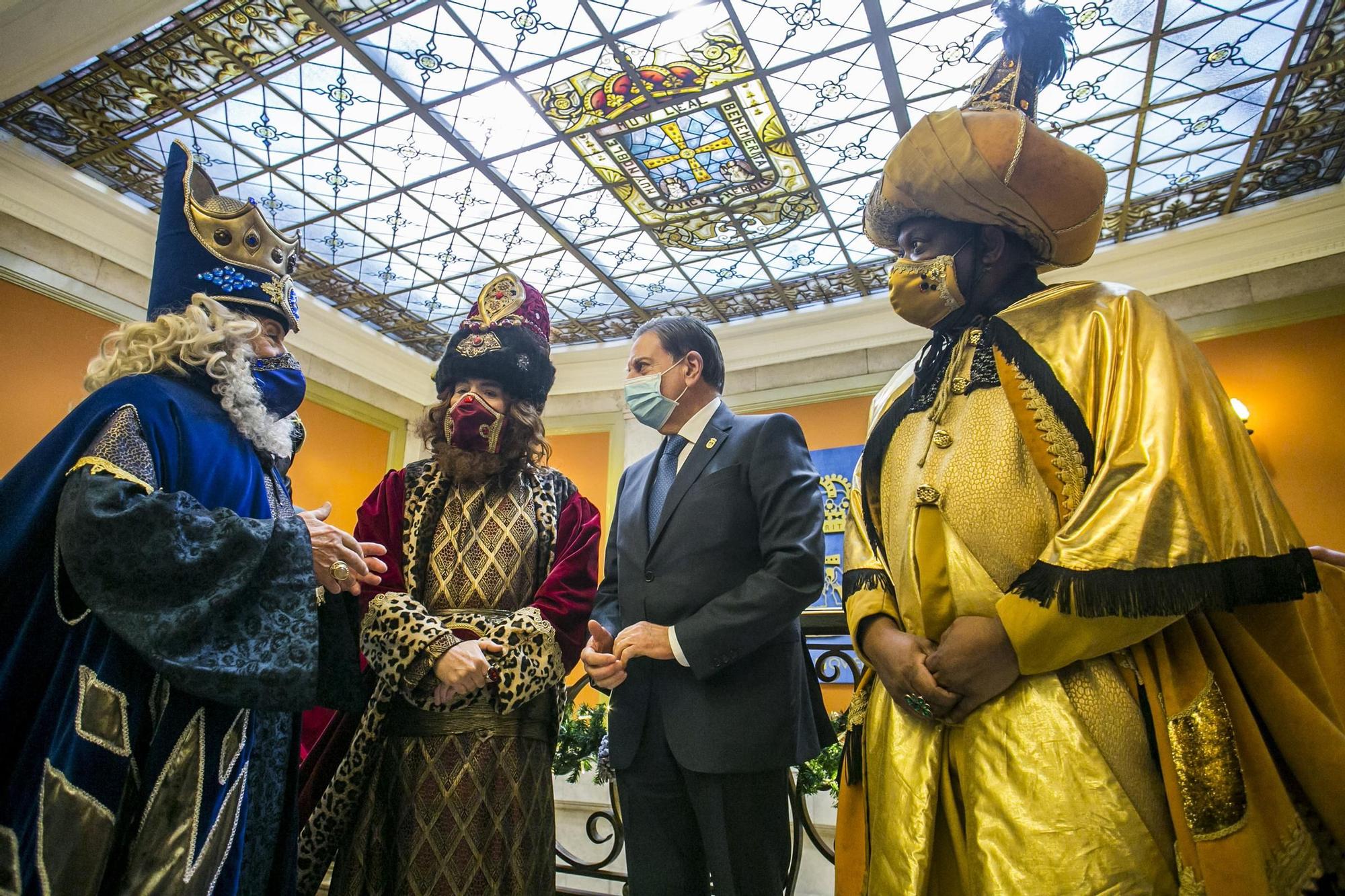 Los Reyes Magos visitan a los niños de Oviedo