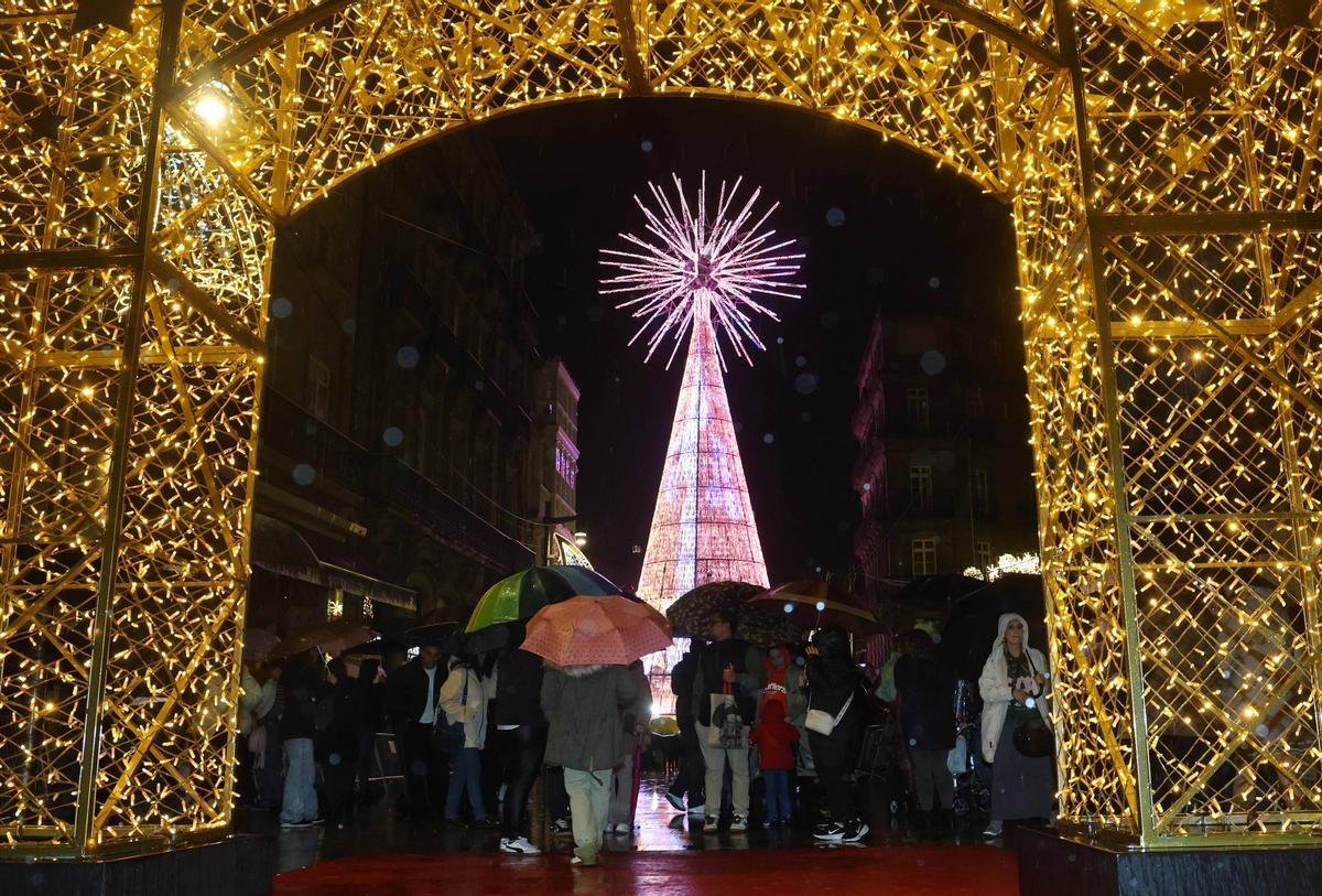 Vigo enciende la Navidad más grande de su historia ante miles de personas